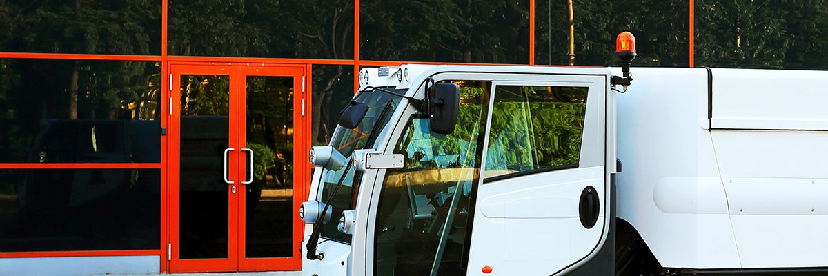 Compact street sweeper for cleaning pedestrian zones